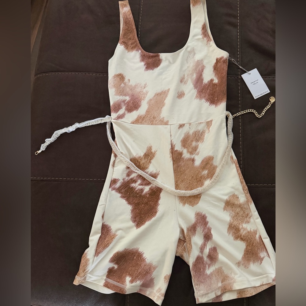 Never Worn. NWT Whatwewore : cowhide scoop neck active bodysuit - removable belt